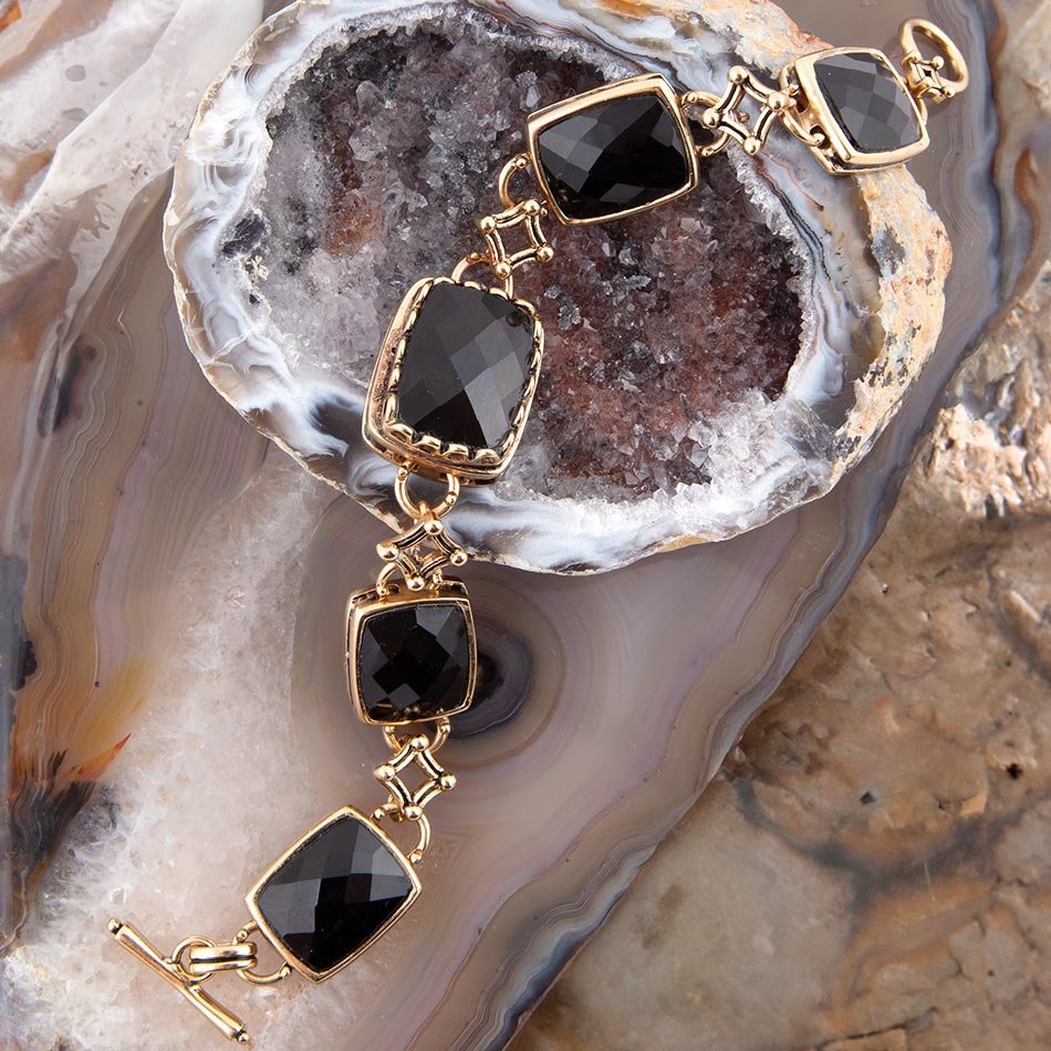 The Noir Bracelet — black onyx link bracelet with golden metal details, additional view 3